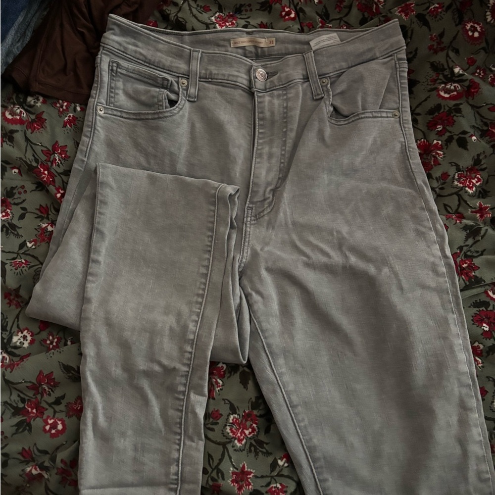 Levi's Women's Light Gray Skinny Jeans